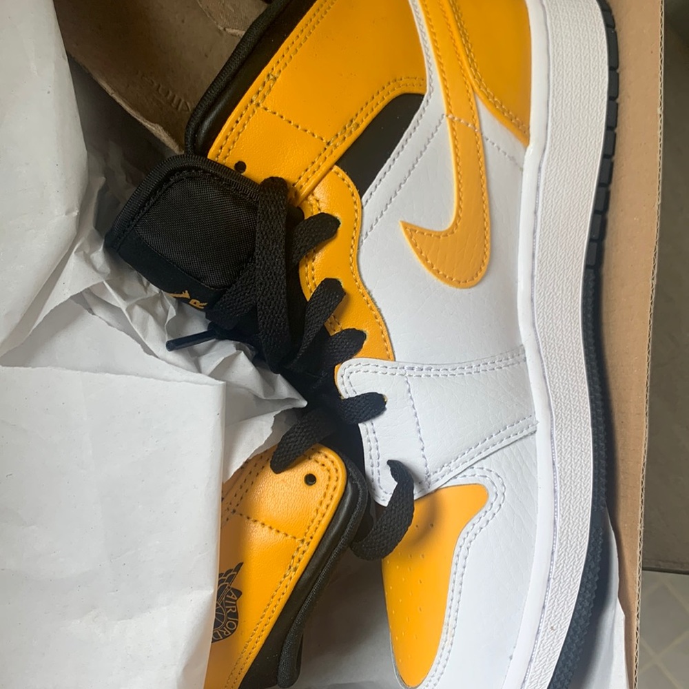 New in box size 5 youth 7 womens. Nike dunk mids. Yellow, black, and white